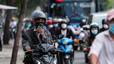 Đeo tai nghe khi lái xe nhưng người bị phạt, người… không sao: CSGT nói lý do