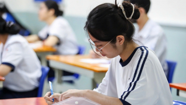 Vì sao điểm sàn nhiều trường ĐH giảm sâu?