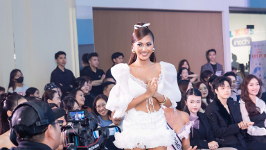 Miss Cosmo Tata và Á hậu Mook phấn khích trước màn hô tên của các thí sinh nhí tại chung kết “Cosmo Kid’s Star'