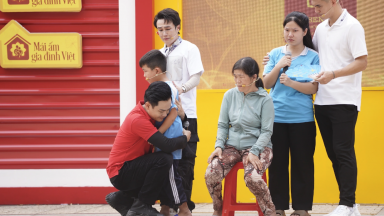 Huỳnh Lập, Tiến Linh trích tiền túi tặng các em nhỏ có hoàn cảnh khó khăn