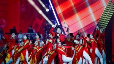 Tùng Dương mang “Viết tiếp câu chuyện hòa bình” lên một tầm cao mới tại Concert Quốc gia “Tổ Quốc Trong Tim”