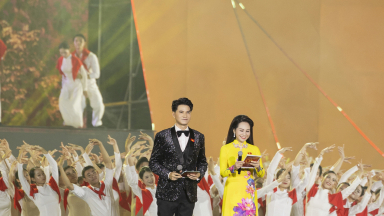 Vũ Mạnh Cường cùng Tùng Dương hát quốc ca trong hậu trường Concert Quốc Gia Đặc Biệt