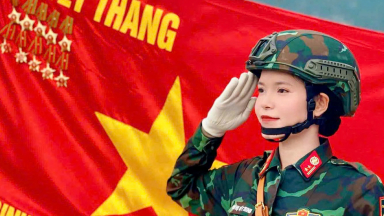 Chân dung nữ khối trưởng xinh đẹp tham gia đội hình diễu binh A80