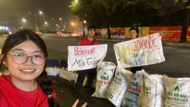 Nữ sinh 17 tuổi nhặt rác tại A80 được khen 'tuyệt vời lắm'