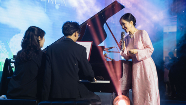 Con trai Hà Kiều Anh đệm đàn cho diva Hồng Nhung hát “Cho con”
