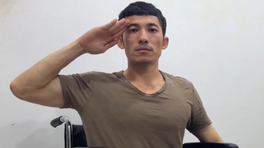 Liên Bỉnh Phát ngồi xe lăn, gửi lời xin lỗi đồng đội
