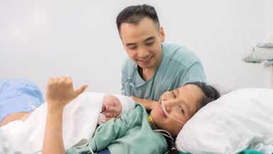 H'Hen Niê chính thức sinh con đầu lòng, công khai luôn giao diện em bé khiến netizen ngỡ ngàng