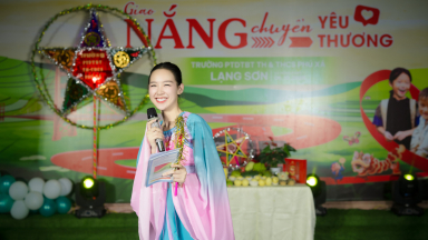 Hoa Hậu Bảo Ngọc hóa chị Hằng, mang quà đến trẻ em vùng lũ tại Lạng Sơn Và Quảng Ninh 