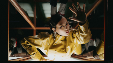 Mai Phương chính thức debut làm ca sĩ với album song ngữ, kết hợp cùng 4 nghệ sĩ quốc tế