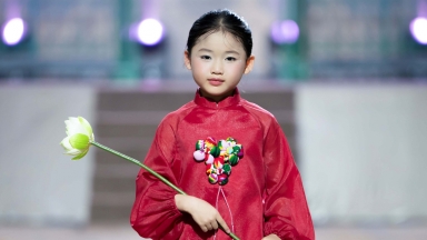Á quân Cosmo Kid’s Star 2025 Lê Ngọc Như Ý catwalk mở màn, chiếm spotlight với nét chuẩn Á Đông