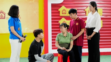 Hoa hậu Trúc Linh xót xa trước cảnh người phụ nữ gù lưng làm giúp việc kiếm 3 triệu mỗi tháng để nuôi gia đình