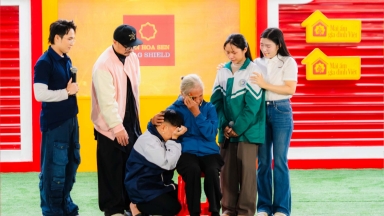 Huỳnh Lập, Hà Lê xót xa trước cảnh người bà già yếu gồng gánh nuôi hai cháu mồ côi