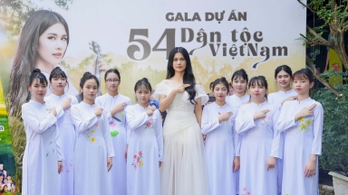 Phúc Anh đấu giá bức tranh “Hoa sen 54 dân tộc Việt Nam” vừa được xác lập kỷ lục!