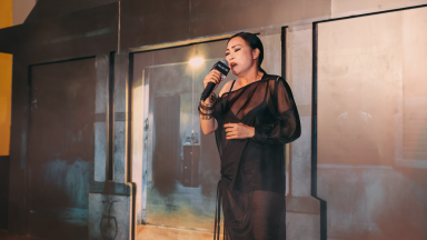 Phương Thanh hát live OST 'Nhà hai chủ' tại thảm đỏ ra mắt phim