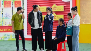 Thành Trung không kìm được nước mắt trước câu hỏi xé lòng của bé gái mồ côi: “Mẹ có thể về nuôi con không?”