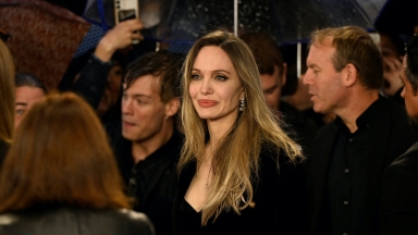 Lý do Angelina Jolie rời bỏ cuộc sống hào nhoáng ở Hollywood?