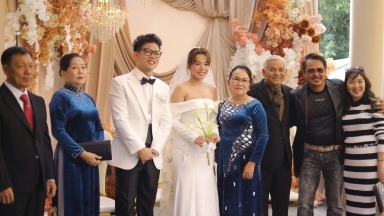 Một ca sĩ Việt bất ngờ lên xe hoa