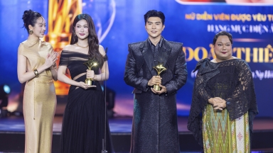 Hoa hậu Thiên Ân vấp té ngay trên sân khấu nhận giải, hành động lịch thiệp của Steven Nguyễn gây chú ý