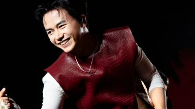 Bùi Công Nam mang hit 'Những ngày trời bao la' hòa giọng với hơn 12.000 khán giả AirAsia THE NEXT Live Concert