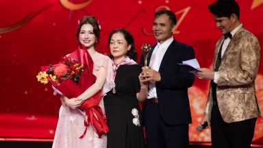 Hòa Minzy lên tiếng trước tranh cãi 'chiếm sóng' vì mời ba mẹ lên sân khấu ăn mừng giải Mai Vàng