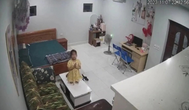 Đang nhậu xem camera thấy con gái vừa lạy vừa khóc, người bố sốt ruột chạy về thì “cảm lạnh” vì câu chuyện phía sau