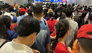 4 giờ sáng 30.4, trăm người xếp hàng vào metro chờ xem diễu binh
