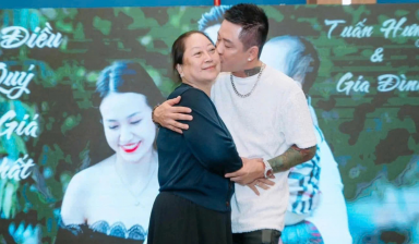 Tuấn Hưng tạm hoãn tour châu Âu, trở về Việt Nam chăm sóc mẹ ốm