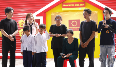 Huỳnh Lập và Lâm Hùng xúc động trước nghị lực của bé gái mồ côi mẹ ở Cà Mau