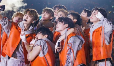 Viral khoảnh khắc dàn tân binh cùng các anh tài, chị đẹp ở hậu trường