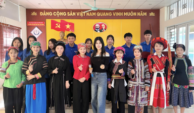 Bức vẽ “54 dân tộc Việt Nam” được ca sĩ Phúc Anh hoàn thiện sau hơn một năm