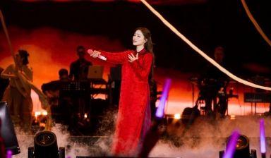 Hòa Minzy “liều mình” trên không trung: Màn đu dây không bảo hộ khiến khán giả thót tim, mạng xã hội dậy sóng