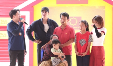 Đại Nghĩa, Nhâm Phương Nam và Lâm Bảo Ngọc bật khóc trước hoàn cảnh cô bé hơn một năm không được ăn thịt