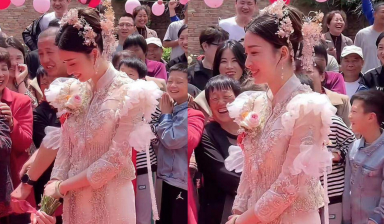 Đám cưới bỗng nổi tiếng vì không được mời cả làng vẫn ùn ùn kéo đến vì cô dâu đẹp như tiên tử