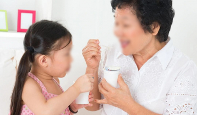 Thấy 2 cháu ăn ngon miệng, mặt bầu bĩnh, bà chưa kịp vui thì nhận “tin dữ”, khóc ròng vì sai lầm của chính mình