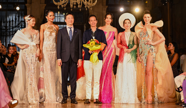 Hoa hậu Thu Hoài tự hào quảng bá áo dài tại trời Tây