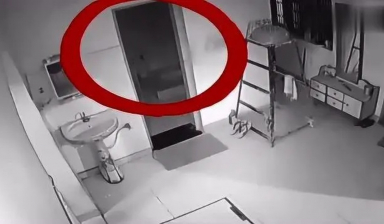 Phát hiện dấu vết của người phụ nữ lạ trong căn nhà mới, người đàn ông lắp camera thì phát hiện cảnh tượng lạnh người