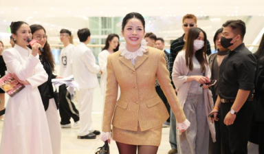 Chi Pu gây sốt với phong cách 'tiểu thư tài phiệt' đến chúc mừng em gái Kaity Nguyễn trong lễ ra mắt phim mới
