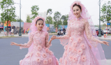 Miss Global Đoàn Hồng Trang và mẫu nhí Hoàng Kim hóa nàng xuân giữa lòng phố thị