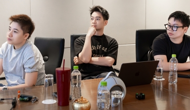 Đinh Hà Uyên Thư và SlimV thử nghiệm sân khấu 270 độ