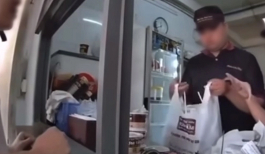 Shipper đứng đợi 30 phút nhưng bị ngó lơ nhận bão phẫn nộ