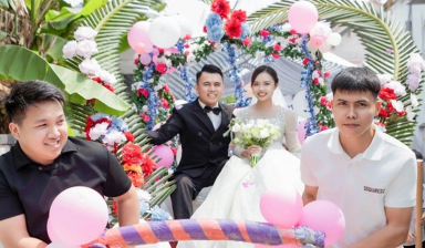 Chú rể sống cách nhà cô dâu 20m, đầu tư xe cưới 'có một không hai'