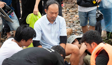 'Lật Mặt 8' hé lộ hậu trường nghẹt thở: Nước lũ cuốn trôi thiết bị, Lý Hải liều mình quay cảnh nguy hiểm