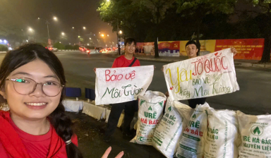 Nữ sinh 17 tuổi nhặt rác tại A80 được khen 'tuyệt vời lắm'