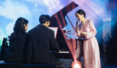 Con trai Hà Kiều Anh đệm đàn cho diva Hồng Nhung hát “Cho con”