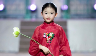 Á quân Cosmo Kid’s Star 2025 Lê Ngọc Như Ý catwalk mở màn, chiếm spotlight với nét chuẩn Á Đông
