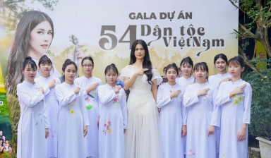 Phúc Anh đấu giá bức tranh “Hoa sen 54 dân tộc Việt Nam” vừa được xác lập kỷ lục!