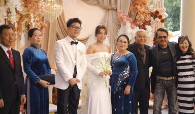 Một ca sĩ Việt bất ngờ lên xe hoa