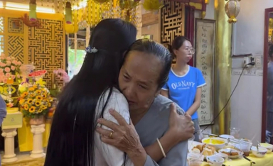 Vừa thấy một nữ NSƯT từ Mỹ trở về, mẹ Quý Bình ôm chặt, bật khóc
