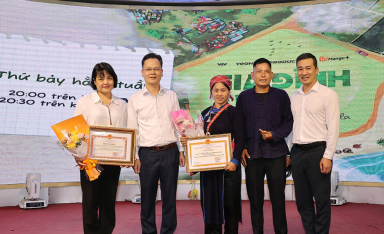Tập đoàn YeaH1 và chương trình “Gia Đình Haha” nhận Bằng khen từ tỉnh Lào Cai vì những đóng góp phát triển du lịch