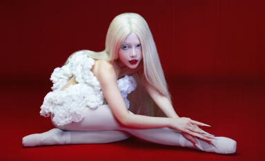 Sầu nữ tóc trắng Phùng Khánh Linh biến sân khấu MBILLION Hà Nội thành vũ trụ “suy tình”